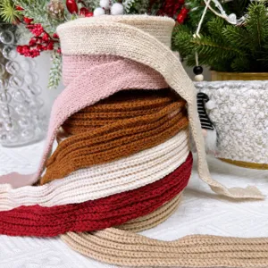 Gestreicktes Garnband für DIY Weihnachtsdekoration, Blumenstraußverpackung und Basteln.