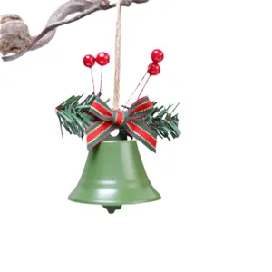 Campanella in metallo opaco verde di Natale con aghi di pino e fiocco rosso per decoro