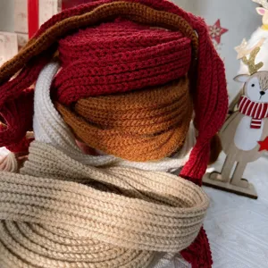 Detailaufnahme von buntem Strickband, Wollgarn-Gurt für DIY Weihnachtsgeschenkverpackung.