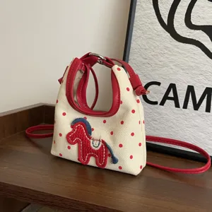 Lindo bolso de lunares con bordado de caballo, correa bandolera versátil.