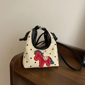 Bolso de mano de lona con lunares, bordado de poni rojo y correa de hombro negra ajustable