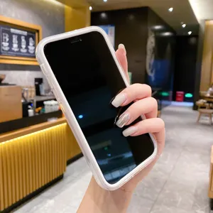 Transparente magnetische Handyhülle Detailansicht, klare Schutzhülle mit stilvollem Rand.