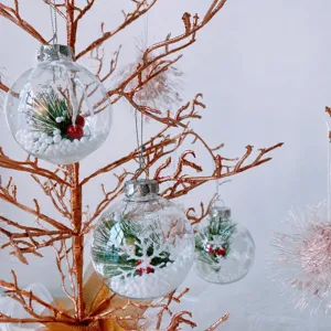 Palla di Natale trasparente con aghi di pino e neve, ideale per decorare l'albero di festa.