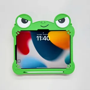 Vista dettagliata della custodia in silicone per tablet rana verde, design carino, protezione.