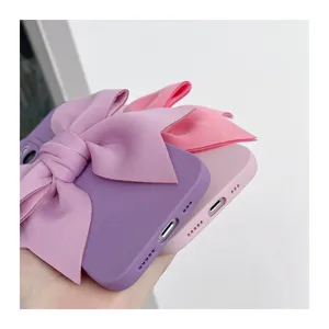 Vista dettagliata di simpatiche cover in silicone con grandi fiocchi di stoffa colorati.
