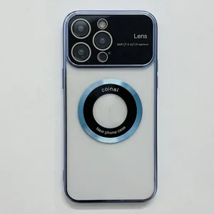 Funda transparente galvanizada con anillo magnético y detalle de lente de cámara.