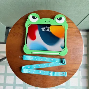 Vista dettagliata della custodia per iPad in silicone verde con un comodo cinturino blu.