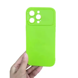 Hellgrüne flüssige Silikon Handyhülle mit großem Kamerafenster für Apple iPhone Modelle.