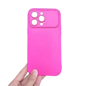 Leuchtend rosa flüssige matte Handyhülle mit großem Kamerafenster für das neue iPhone.