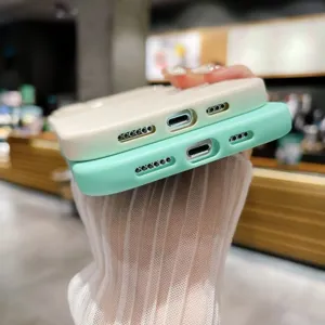 Detaillierte Nahaufnahme von pastellfarbenen Silikon-Handyhüllen in Beige und Mintgrün.