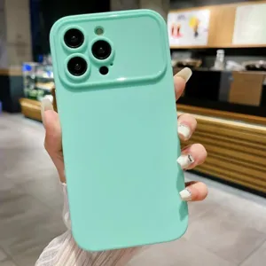 Mintgrüne flüssige matte Handyhülle mit großem Fenster Kameraschutz für iPhone 15 Pro Max.
