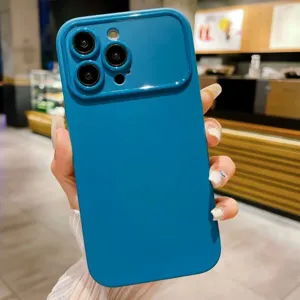 Detailansicht blaue Silikon-Handyhülle, großes Kameraglas-Schutzdesign, weiche matte Haptik Oberfläche.