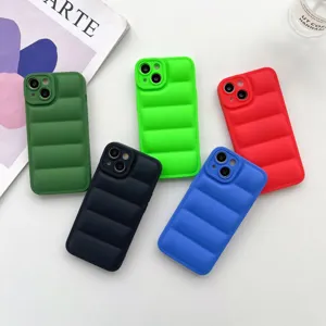 Detailansicht bunter Daunenjacken Silikon Handyhüllen, hautfreundliches TPU für Apple.