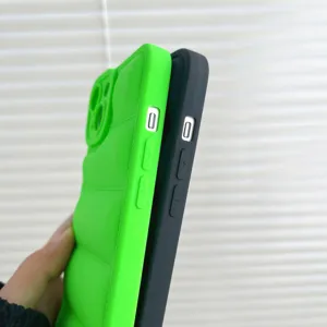 Detailansicht der Daunenjacken-Handyhülle mit Seitentasten und weicher TPU-Oberfläche.