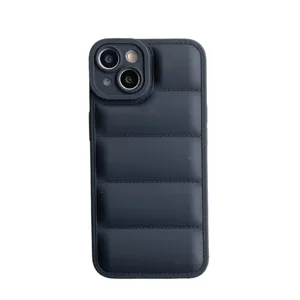 Schwarze Daunenjacke TPU Schutzhülle mit weichem Steppdesign und glatter Haptik für das iPhone.