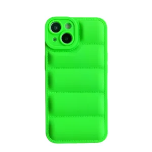Grüne Daunenjacke Silikon Handyhülle Detail, weiche TPU Material Nahaufnahme Ansicht.