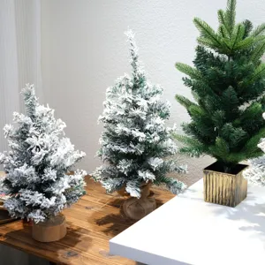 Künstlicher Mini-Tisch-Weihnachtsbaum für festliche Heim- und Hotel-Dekoration mit Schnee-Effekt.