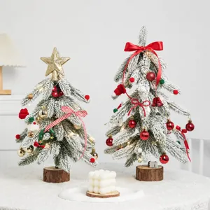 Mini künstlicher Schnee-Weihnachtsbaum für Tischdekoration mit LED Licht und Weihnachtskugeln.