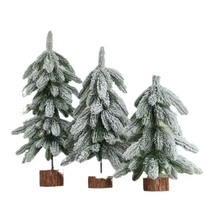 Kleine beflockte Weihnachtsbaeume Tischdeko Set mit Holzbasis fuer die Feiertage
