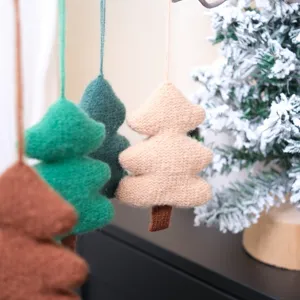 Ornement suspendu de sapin de Noël en tricot uni pour décoration de vitrine de vacances.