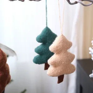 Gros plan détaillé d'ornement suspendu en tricot en forme de sapin de Noël pour déco de fête