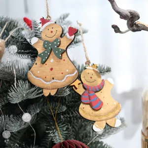 Decorazione appendiabiti per albero di Natale in legno, dettaglio di omino di pan di zenzero.