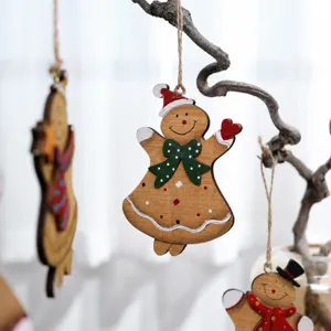 Addobbi natalizi sospesi in legno vintage, ornamenti rustici per albero delle feste.