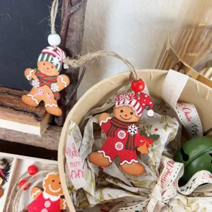 Set di ciondoli ornamentali e decorativi con omino di pan di zenzero in legno di Natale.
