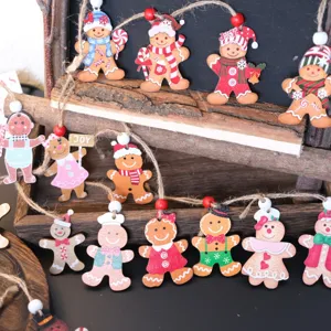 Set di ornamenti sospesi in omino di pan di zenzero in legno di Natale per decorare l'albero