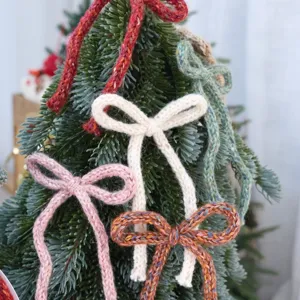Deliziose decorazioni con fiocchi in maglia per alberi di Natale, perfette per regali festivi.