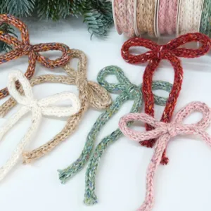 Fiocchi in filato lavorato a maglia per pacchi regalo di Natale e decorazione albero.