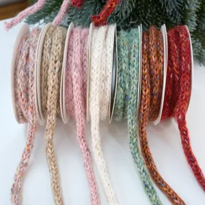 Rotoli di nastro in filo di lana lavorato a maglia per decorazione albero di Natale e fiocco.