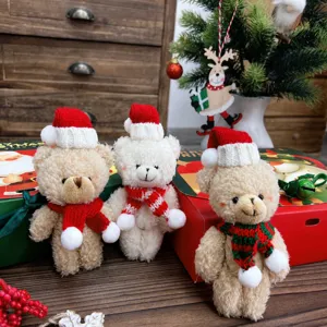Weihnachten Plüsch Bär Anhänger mit Mütze und Schal, süßes Taschenaccessoire für die Feiertage.