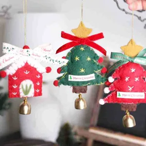 Détail de suspension de sapin de noël en feutre avec cloche et ruban pour décor de fête.