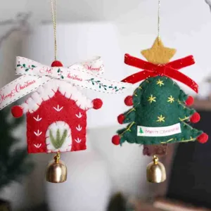 Détails de gros plan d'ornements suspendus de sapin de Noël et de maison en feutre faits à la main.