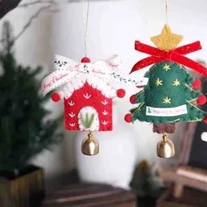 Ornements suspendus de sapin et maison de Noël en feutre faits à la main pour fête.