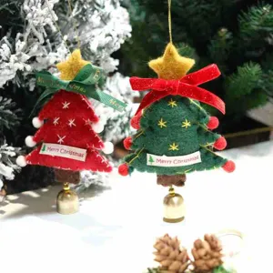 Gros plan détaillé de décorations de sapin de Noël en feutre artisanal avec cloches pour fête.