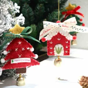 Ornements suspendus de sapin et maison de Noël en feutre faits main avec de jolies petites cloches.
