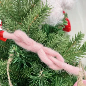 Λεπτομέρεια ροζ τσόχνας κορδέλας, DIY διακόσμηση χριστουγεννιάτικου δέντρου και στεφάνου.