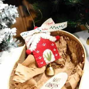 Ornement suspendu de maison en feutre de Noel fait main avec cloche et ruban deco.