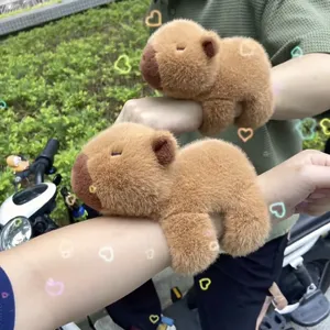 Simpatico bracciale slap capybara in peluche, morbido accessorio animale per bambini e stile quotidiano.