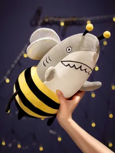 Leuke haai bij pluche speelgoed creatieve cartoon gevulde pop zacht kussen voor kind.