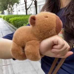 Simpatico braccialetto slap capibara in peluche, morbido bracciale animale per feste e bambini.
