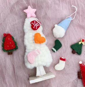 DIY Filz Tannenbaum Details und süße kleine Hängeornamente Set für die Feiertagsdeko.