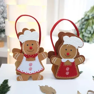 Vue détaillée des sacs en feutre bonhomme de pain d'épices, parfaits pour la déco de Noël.
