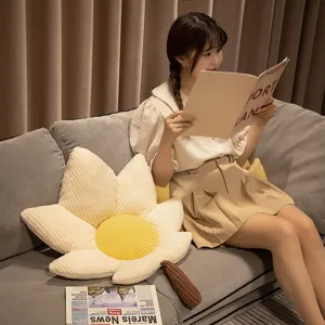 Coussin décoratif douillet en forme de feuille d'érable et de fleur pour le salon et le canapé.