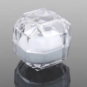 Detailansicht der transparenten Acryl Ring Schmuckschatulle mit weichem Kissen innen.