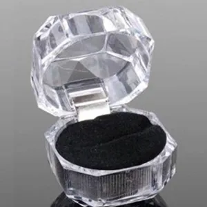 Transparente Acryl Ringbox Detailansicht mit facettiertem Design und schwarzem Samteinsatz.