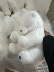 Detailansicht des leuchtenden weißen Eisbär Plüschtiers mit weichem Stoff und tollem Design.