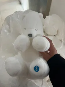 Detaillierte Nahaufnahme des leuchtenden Eisbär-Plüschtiers mit weichem Stoff und süßem Design.